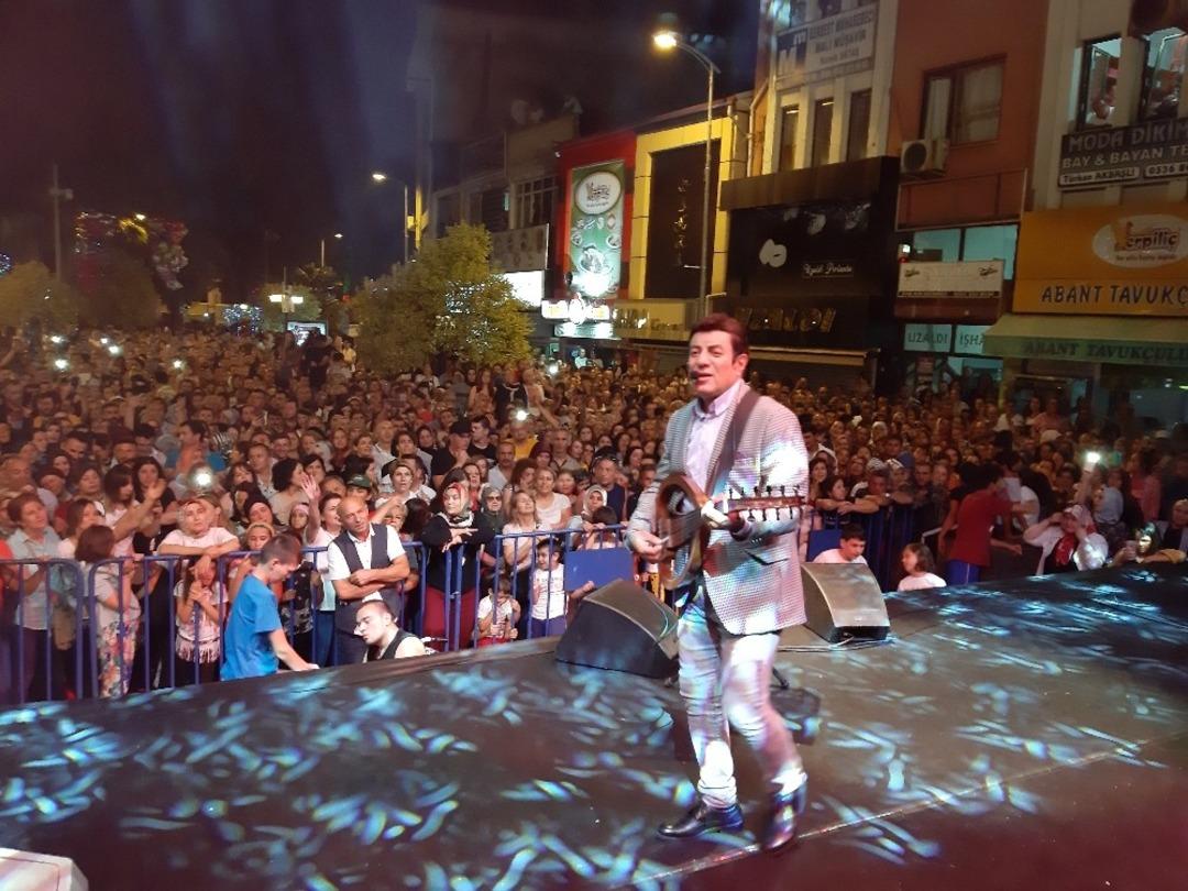 &Uuml;nl&uuml; şarkıcı Coşkun Sabah, &Ccedil;aycuma&rsquo;yı coşturdu