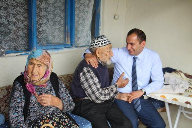 Kaymakam Abbasoğlu ve Başkan Akağaç’tan yaşlılara ziyaret