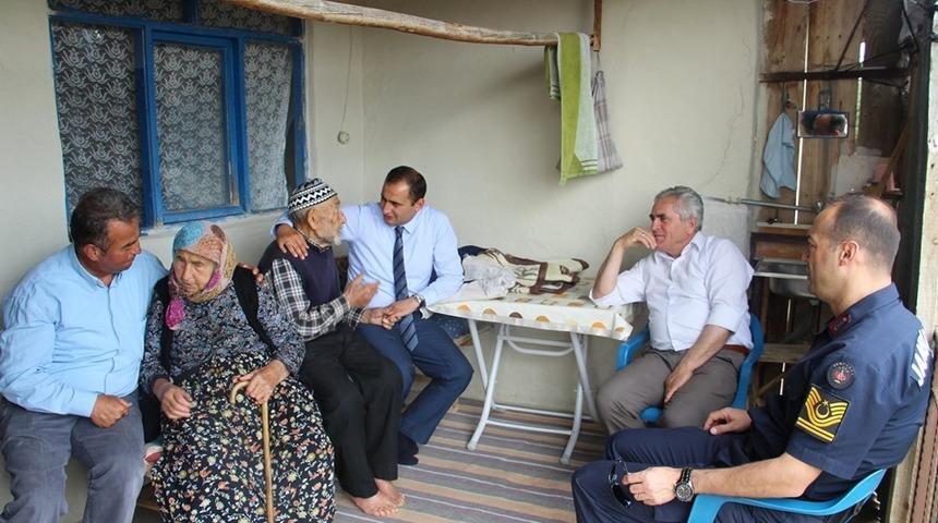 Kaymakam Abbasoğlu ve Başkan Akağaç’tan yaşlılara ziyaret