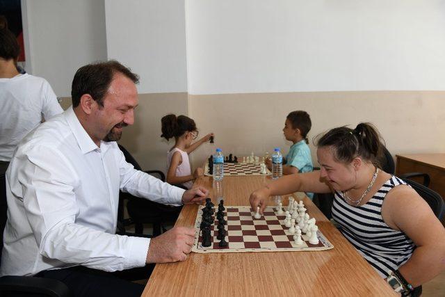Çiğli Belediyesi, gençleri satranç masasında buluşturuyor