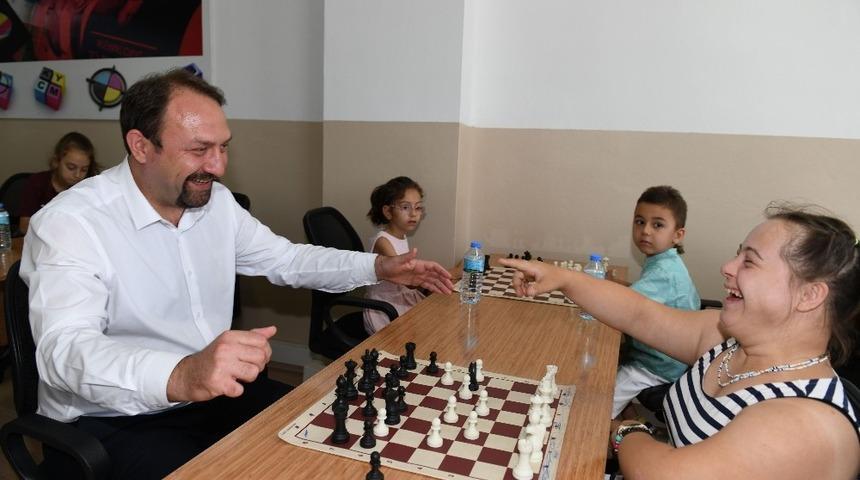 &Ccedil;iğli Belediyesi, gen&ccedil;leri satran&ccedil; masasında buluşturuyor