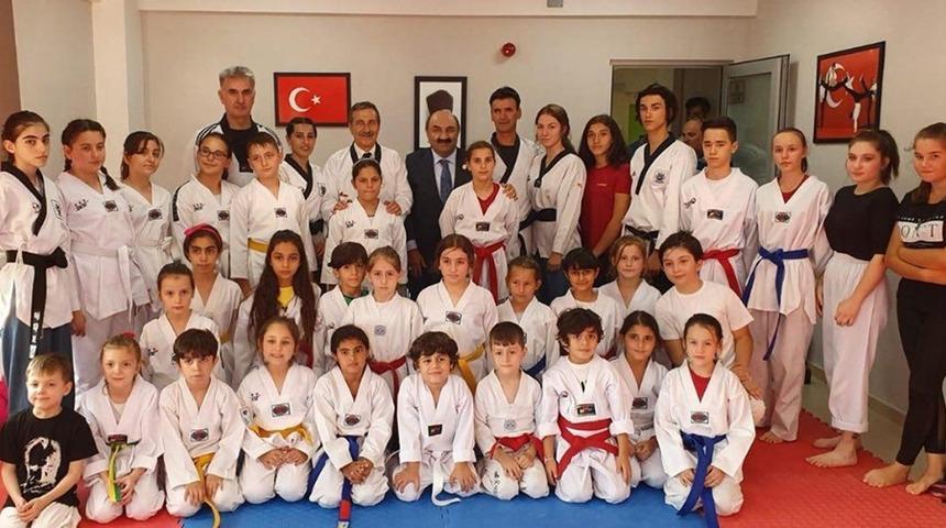 Başkan Ata&ccedil;, tekvandocularla buluştu