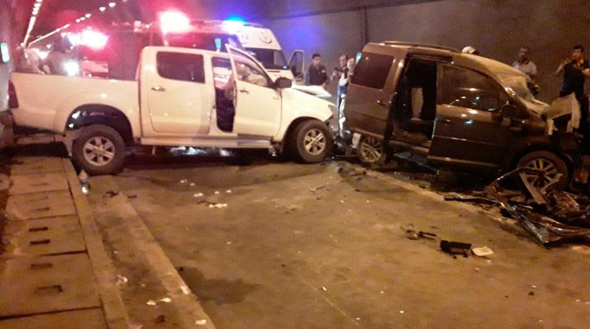 T&uuml;nelde iki ara&ccedil; kafa kafaya &ccedil;arpıştı: 4 yaralı