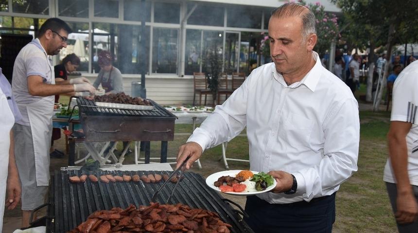 Deveci Başkan&rsquo;dan basın mensuplarına deve sucuğu ikramı