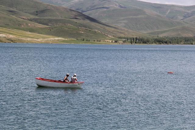 Bayburt'ta baraj gölünde tekne turu keyfi