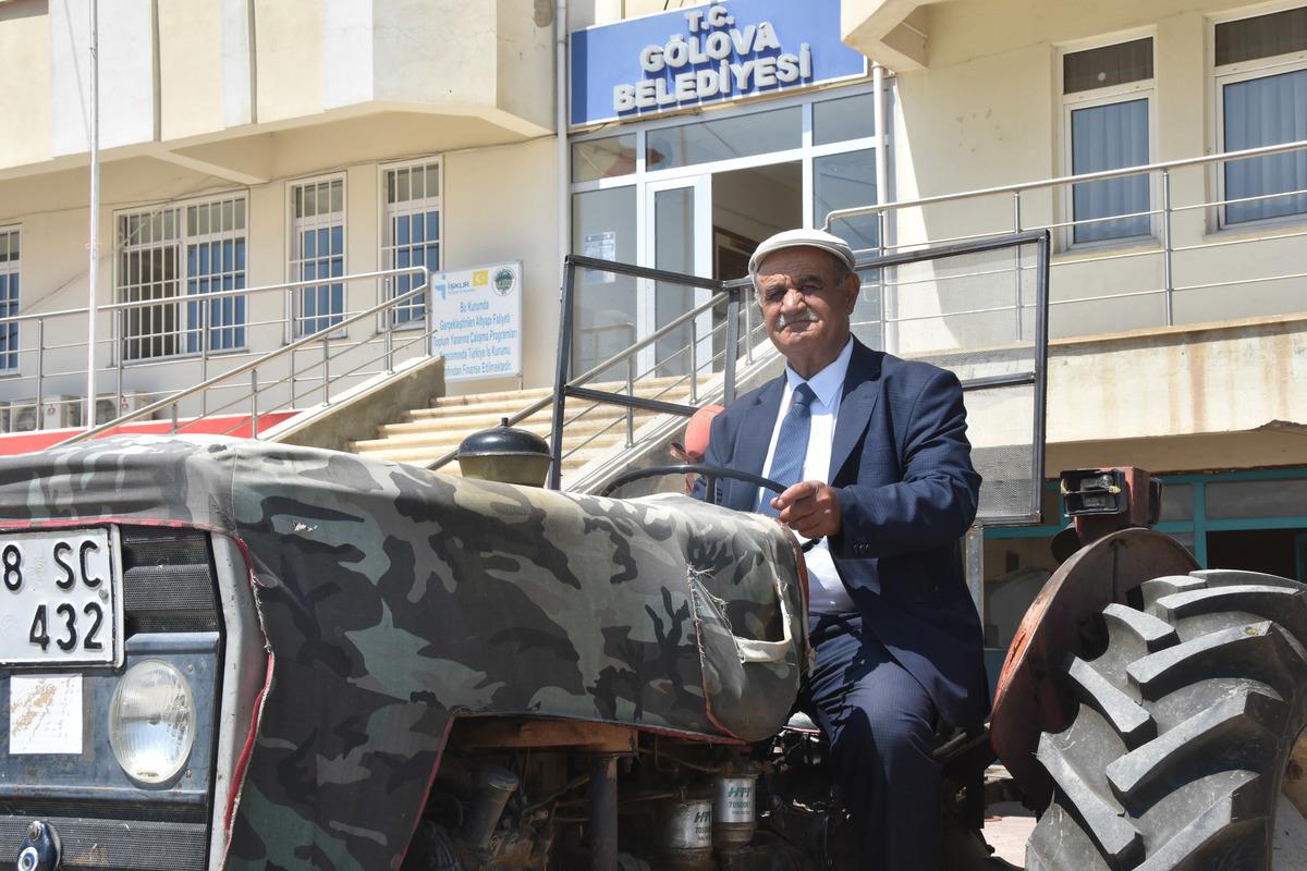 Belediye başkanı makam aracı olarak trakt&ouml;r&uuml;n&uuml; kullanıyor