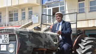 Belediye başkanı makam aracı olarak traktörünü kullanıyor