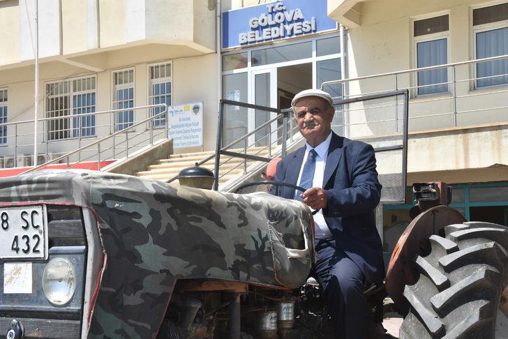 Belediye başkanı makam aracı olarak traktörünü kullanıyor G1