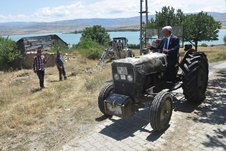 Belediye başkanı makam aracı olarak traktörünü kullanıyor G5