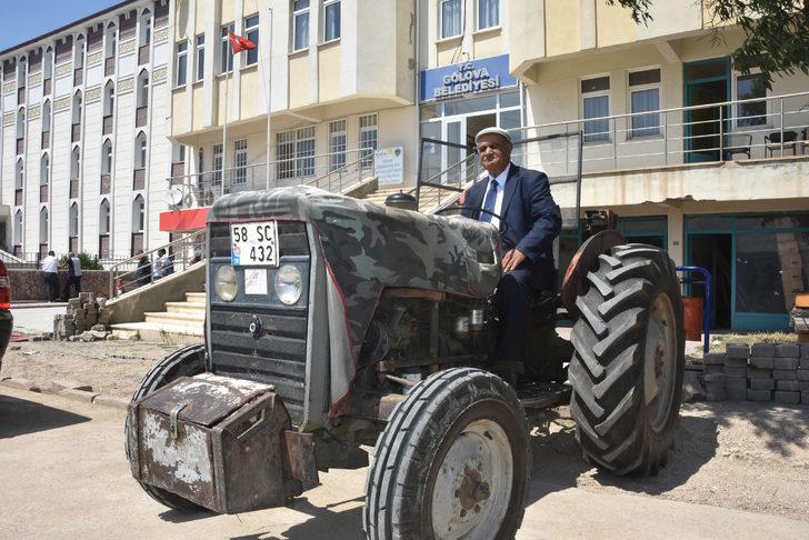 Belediye başkanı makam aracı olarak traktörünü kullanıyor G2