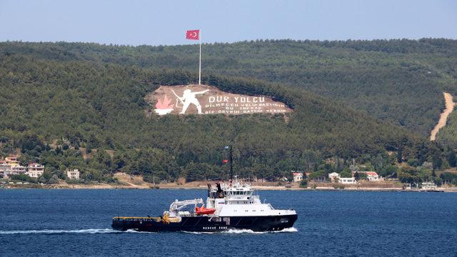 Rus mayın tarama gemisi ve askeri römorkörü Çanakkale Boğazı'ndan geçti