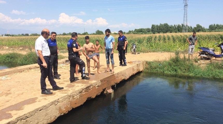 Polis sulama kanallarına giren &ccedil;ocukları tek tek uyardı