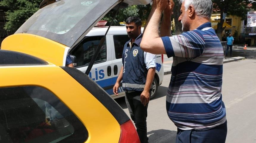 Kars&rsquo;ta polis taksilere uygulama yaptı