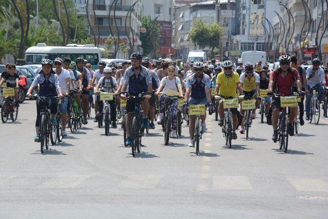 Aliağalı bisikletçiler “Trafikte biz de varız” dedi