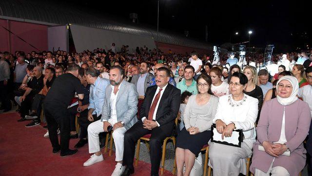 Kayısı Festivali’nde Funda Arar rüzgarı