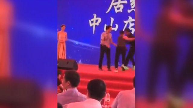 &Uuml;nl&uuml; akt&ouml;r ve film yapımcısına bı&ccedil;aklı saldırı 4