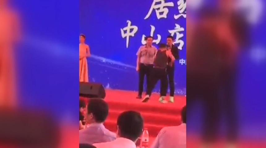 &Uuml;nl&uuml; akt&ouml;r ve film yapımcısına bı&ccedil;aklı saldırı