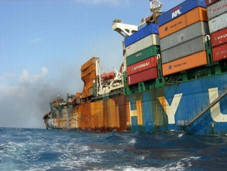 Shipping accidents. Контейнеровоз авария. Контейнеровоз морской перевернулся. Контейнеровоз корабль авария. Неудачные морские перевозки.