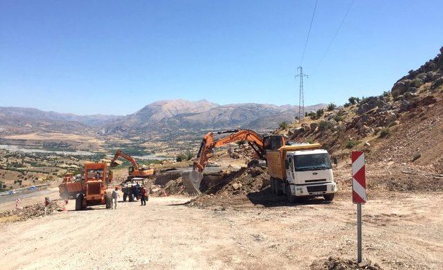 Karayolları ekipleri Nemrut yolunda bakım onarım çalışması başlattı