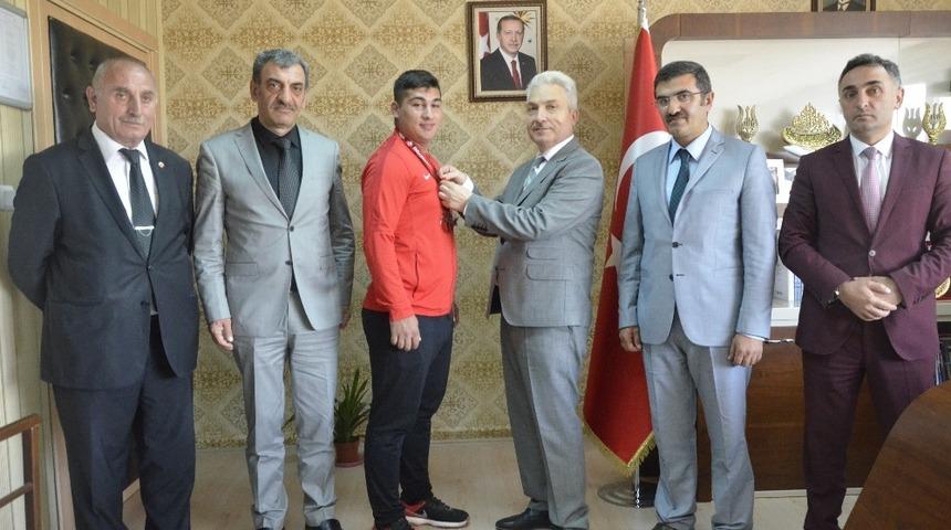 A&Ccedil;SH Bakan Yardımcısı Koca, başarılı sporcuyu &ouml;d&uuml;llendirdi