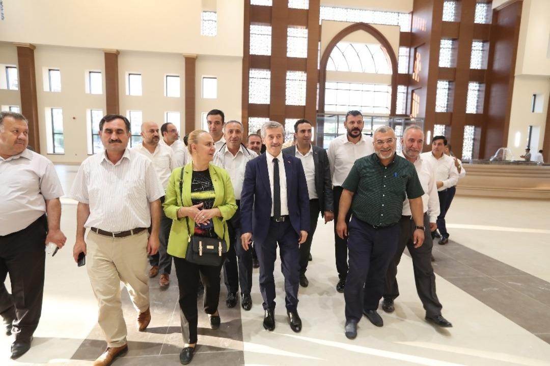 Meclis &uuml;yeleri belediyenin hizmetlerini yakından g&ouml;rd&uuml;