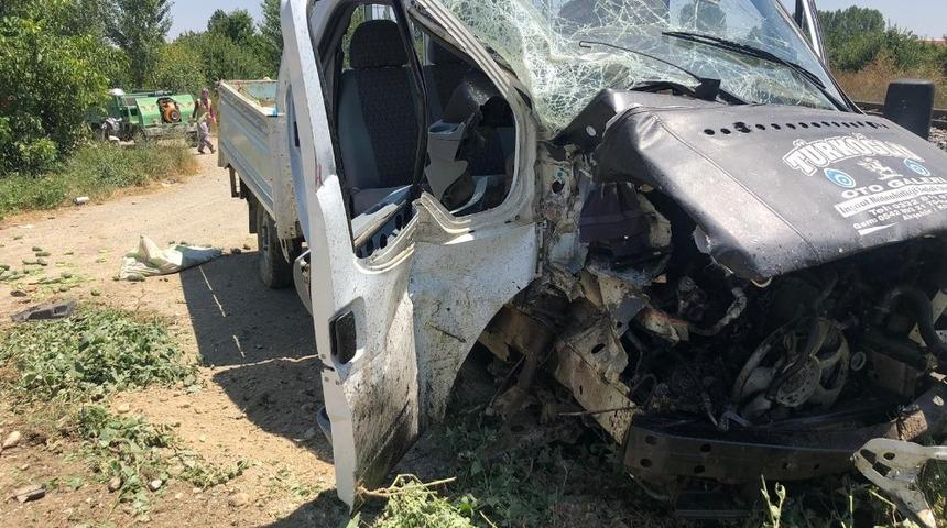 Akşehir&rsquo;de hemzemin ge&ccedil;itte kaza: 4 yaralı