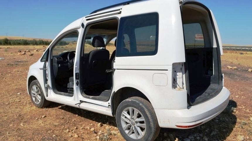 &Ccedil;alınan ara&ccedil; arazide kapısız bulundu