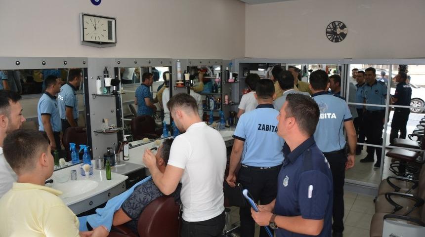 Uşak&rsquo;ta zabıta ekipleri erkek kuaf&ouml;rlerini denetledi