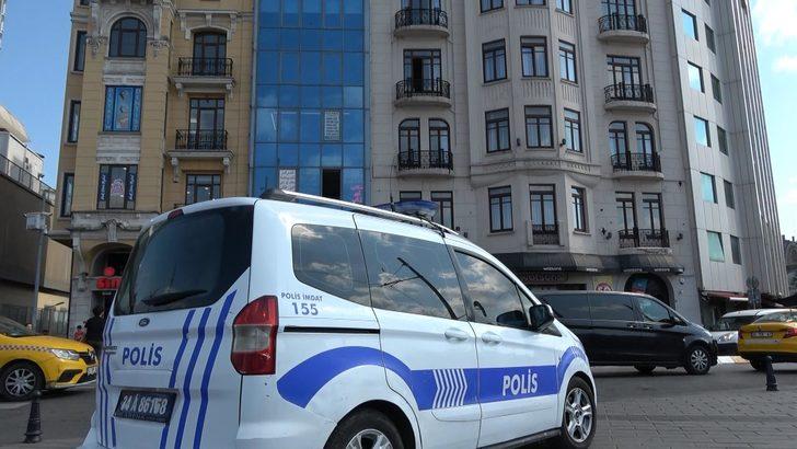 Taksim'de imdat çığlıkları! Eşini döven turist polisten kaçtı G5