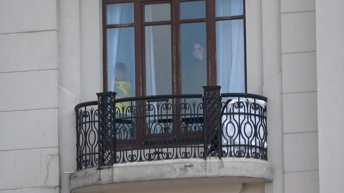 Taksim'de imdat &ccedil;ığlıkları! Eşini d&ouml;ven turist polisten ka&ccedil;tı