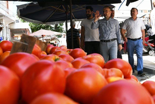 Turan, Lapseki’de teşkilat ile birlikte halk pazarını gezdi