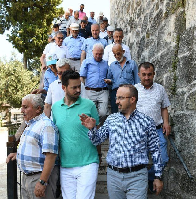 Turan, Lapseki’de teşkilat ile birlikte halk pazarını gezdi