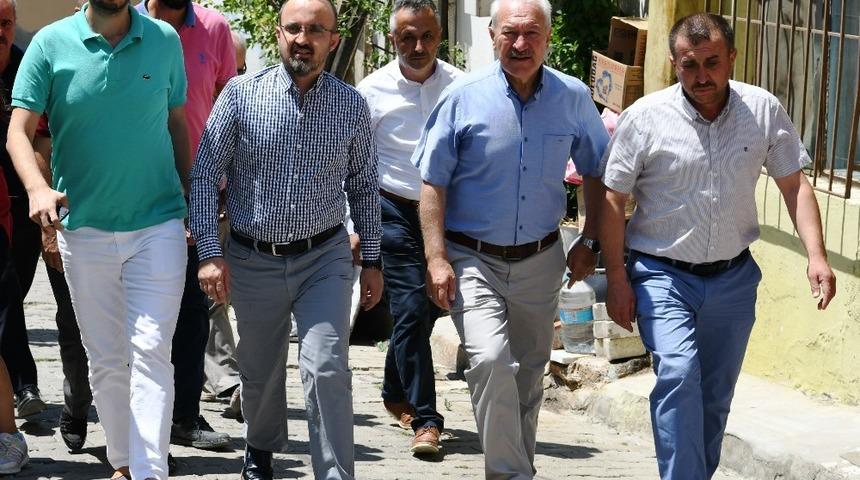 Turan, Lapseki’de teşkilat ile birlikte halk pazarını gezdi