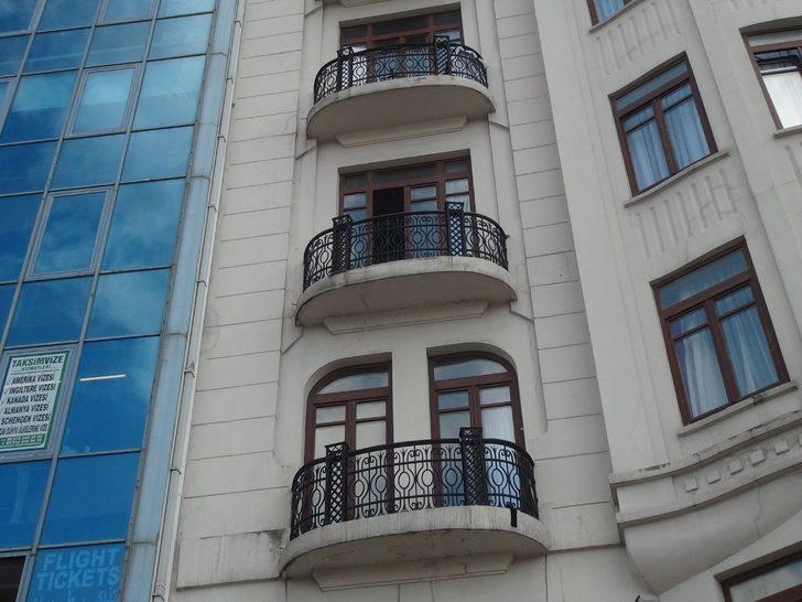 Taksim'de imdat çığlıkları! Eşini döven turist polisten kaçtı G2