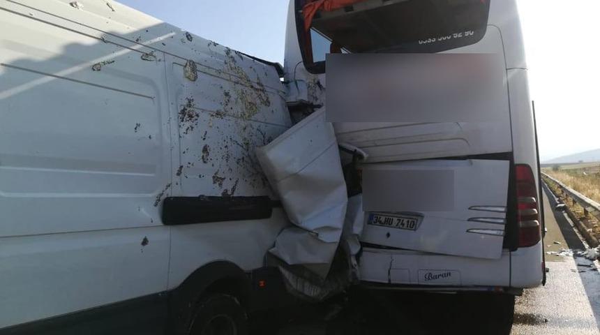 Kamyonet yolcu otob&uuml;s&uuml;ne &ccedil;arptı: 1 yaralı