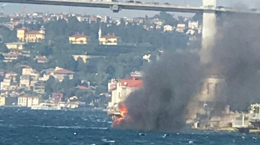 Üsküdar'da tekne yangını!