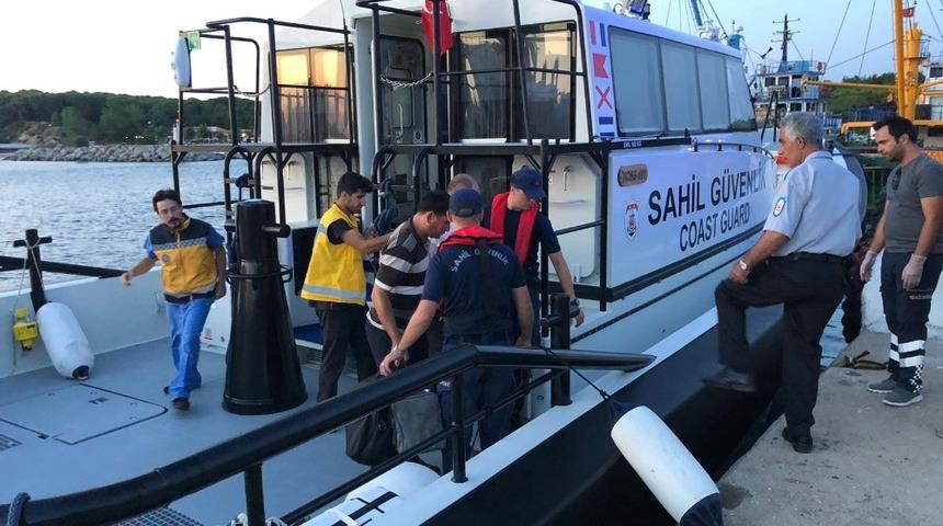 Sahil güvenlik botları hastaların yardımına koşmaya devam ediyor