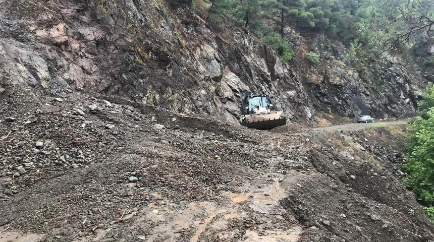 Sındırgı&rsquo;da heyelan