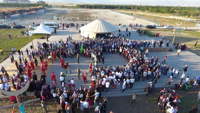 'Türk Oyunları Şöleni' Erzurum'da başladı