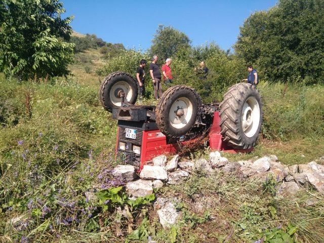 Traktör kazasında baba öldü oğlu yaralı kurtuldu