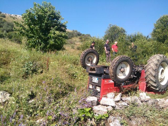 Traktör kazasında baba öldü oğlu yaralı kurtuldu