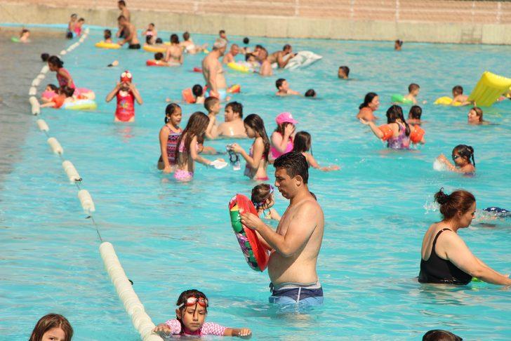 Hava sıcaklıkları 30 dereceyi aştı vatandaşlar soluğu plajda aldı G2