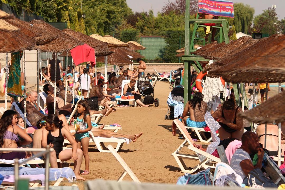 Hava sıcaklıkları 30 dereceyi aştı vatandaşlar soluğu plajda aldı