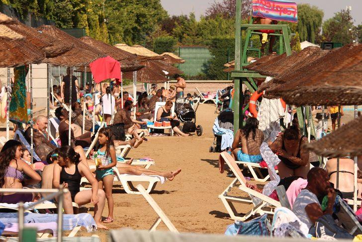Hava sıcaklıkları 30 dereceyi aştı vatandaşlar soluğu plajda aldı G3