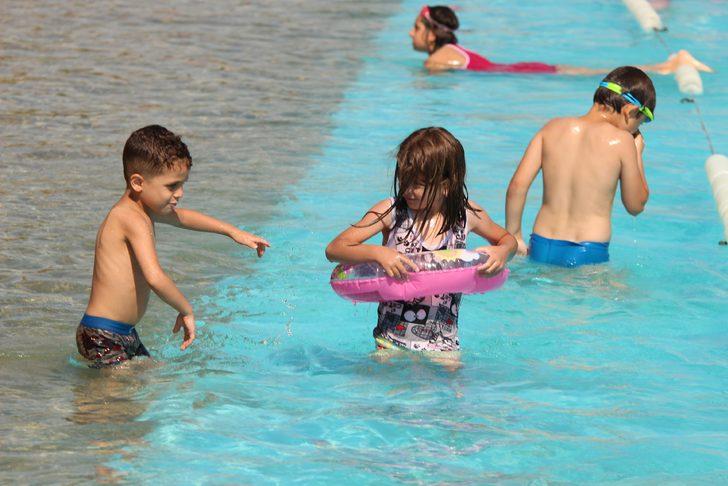 Hava sıcaklıkları 30 dereceyi aştı vatandaşlar soluğu plajda aldı G4