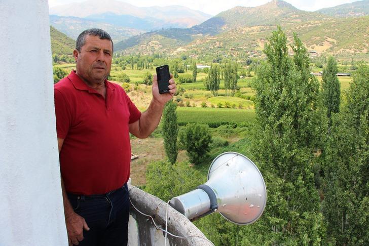 Telefonla konuşabilmek için minareye çıkıyorlar! G1