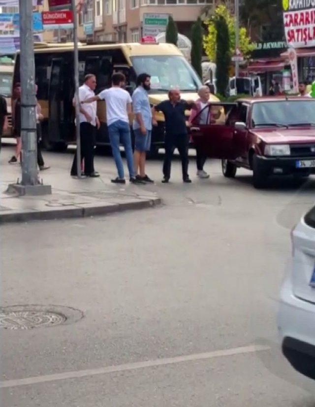 İstanbul&rsquo;da g&uuml;peg&uuml;nd&uuml;z cadde ortasında yaşanan kavga kamerada 1