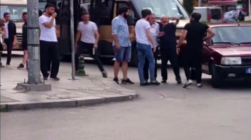 İstanbul&rsquo;da g&uuml;peg&uuml;nd&uuml;z cadde ortasında yaşanan kavga kamerada