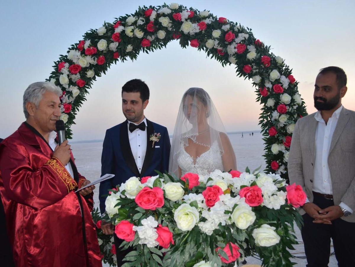 Tuz G&ouml;l&uuml; &uuml;zerinde nikah kıydılar