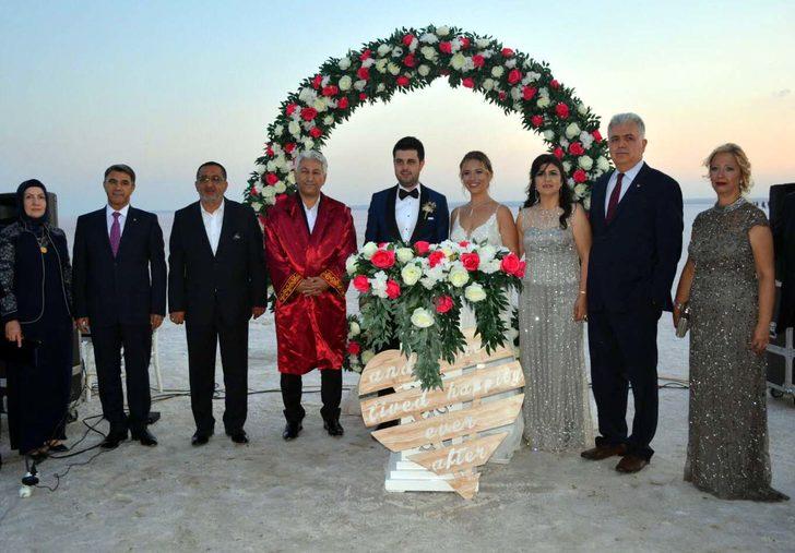 Tuz Gölü üzerinde nikah kıydılar G3